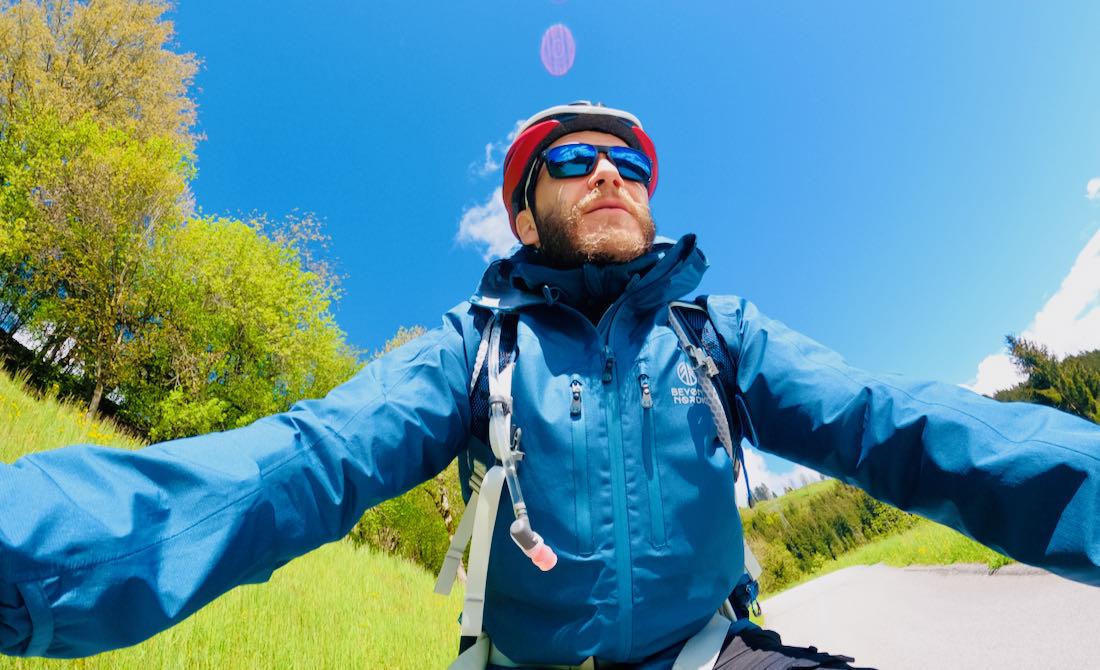 Blauer Himmel beim Biken