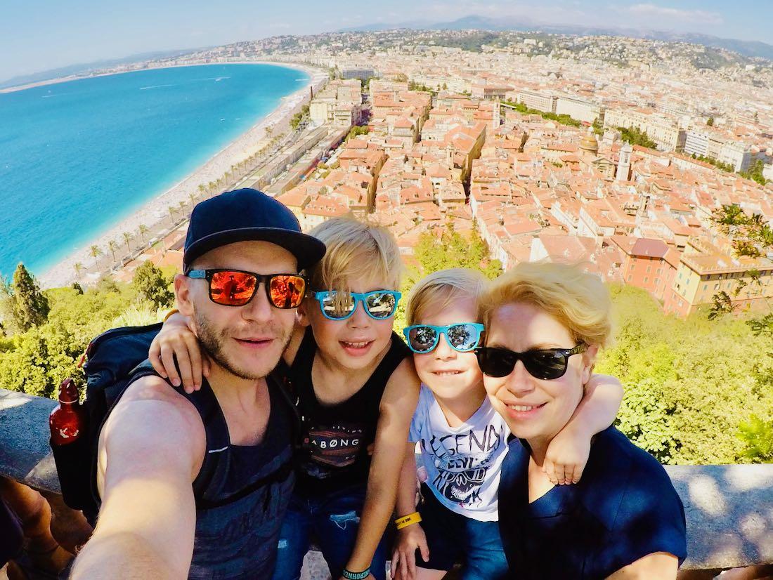 Blick über Nizza und die Strandpromenade