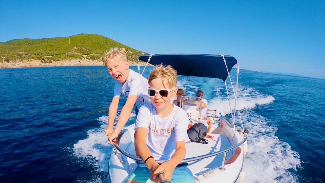 Boot fahren im Mittelmeer