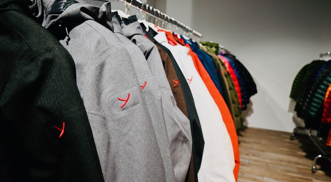 Daunenjacken im Verkausraum von Y by Nordsik