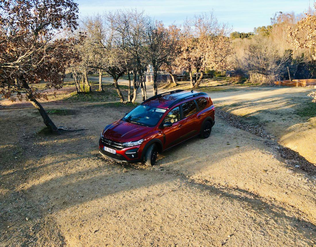 Der DACIA Jogger im Sonnenuntergang