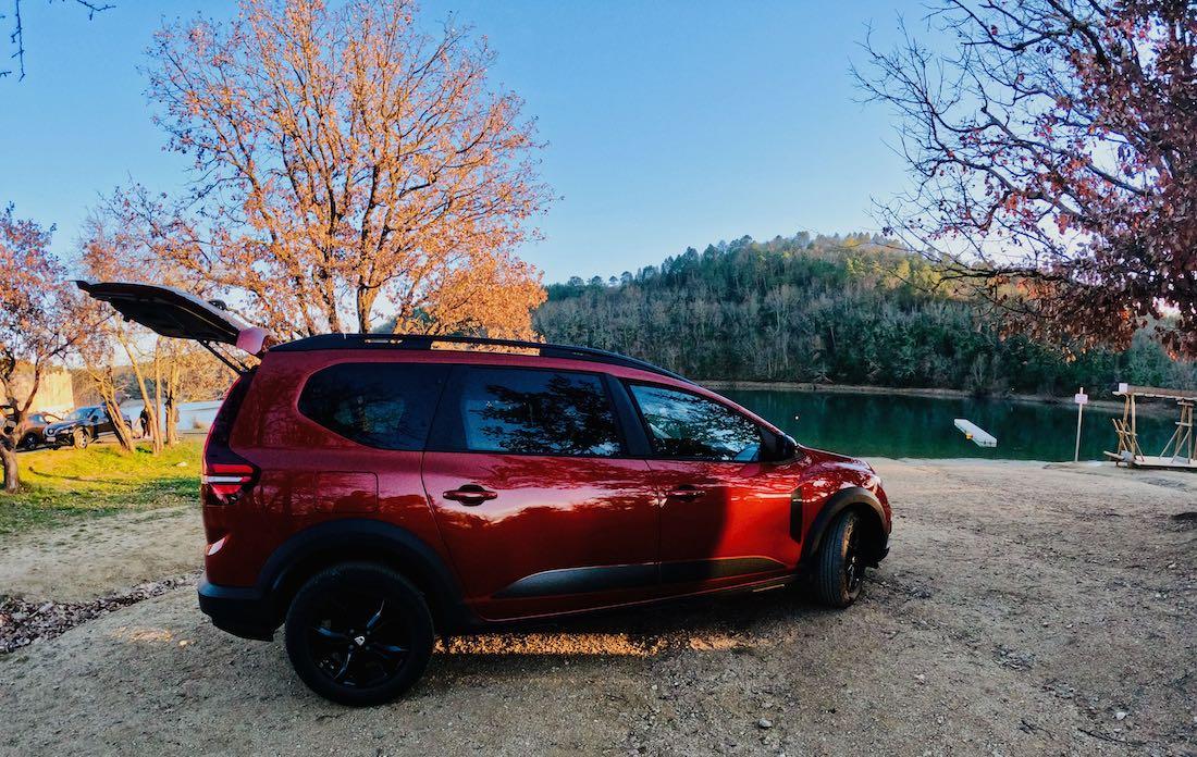 Der DACIA Jogger mit offenem Kofferraum