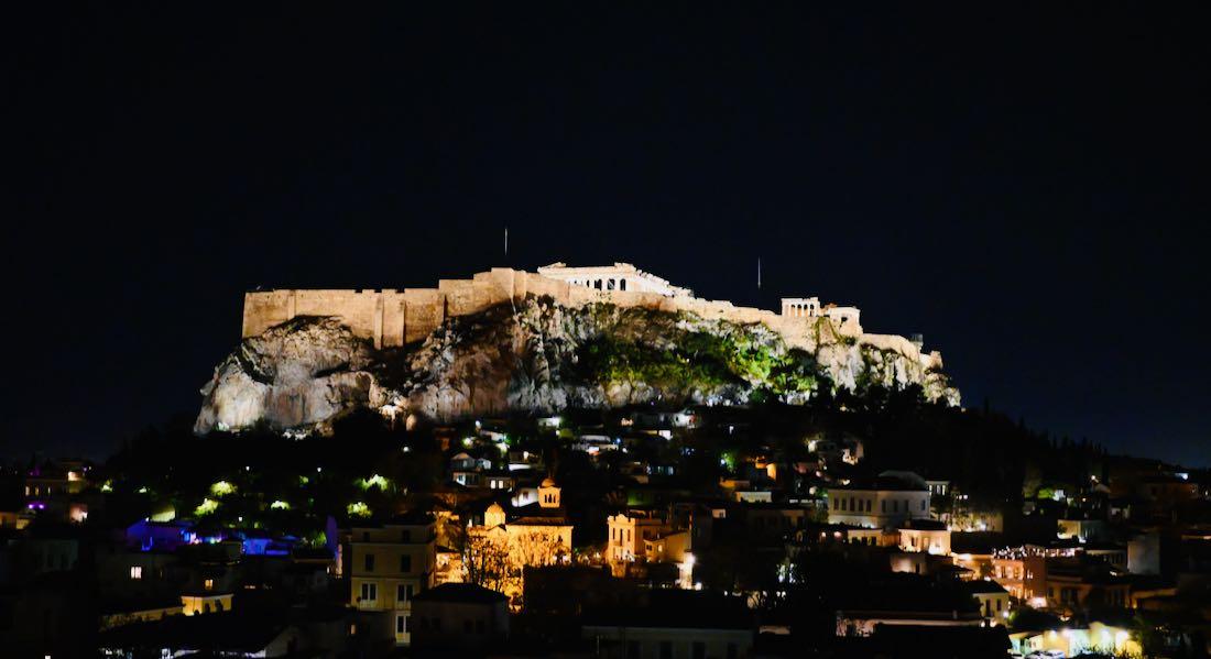 Die Akropolis in Athen bei Nacht