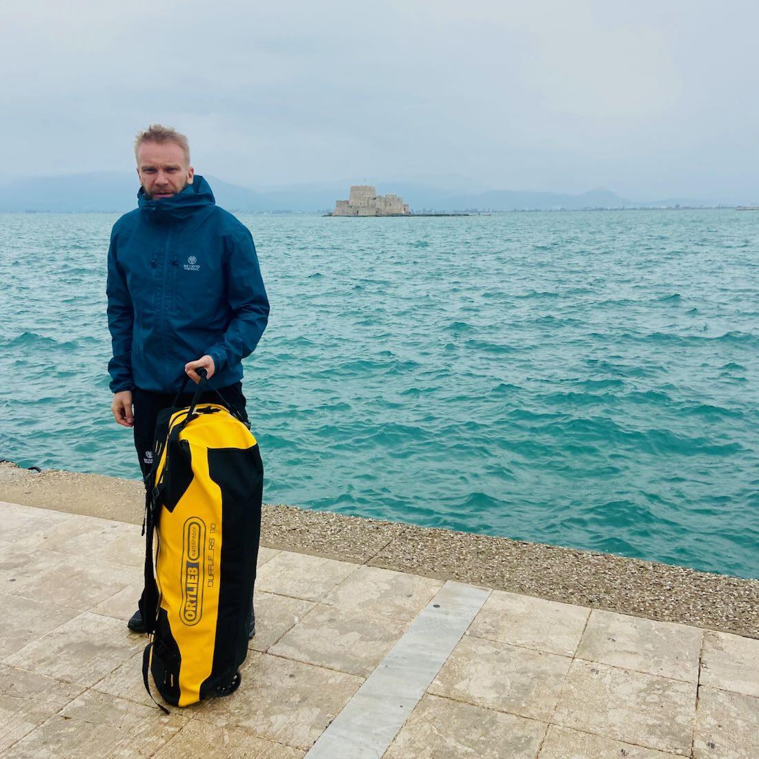 Die Duffle RS 110 bei Regenwetter am Meer