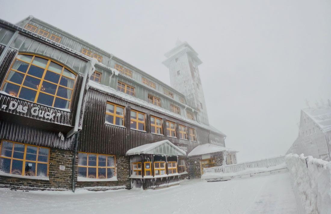 Die Fichtelbergbaude auf dem Fichtelberg im Winter