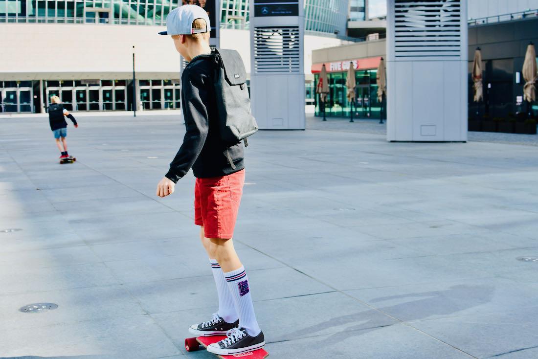 Ela Mo Daypack Flo auf dem Longboard