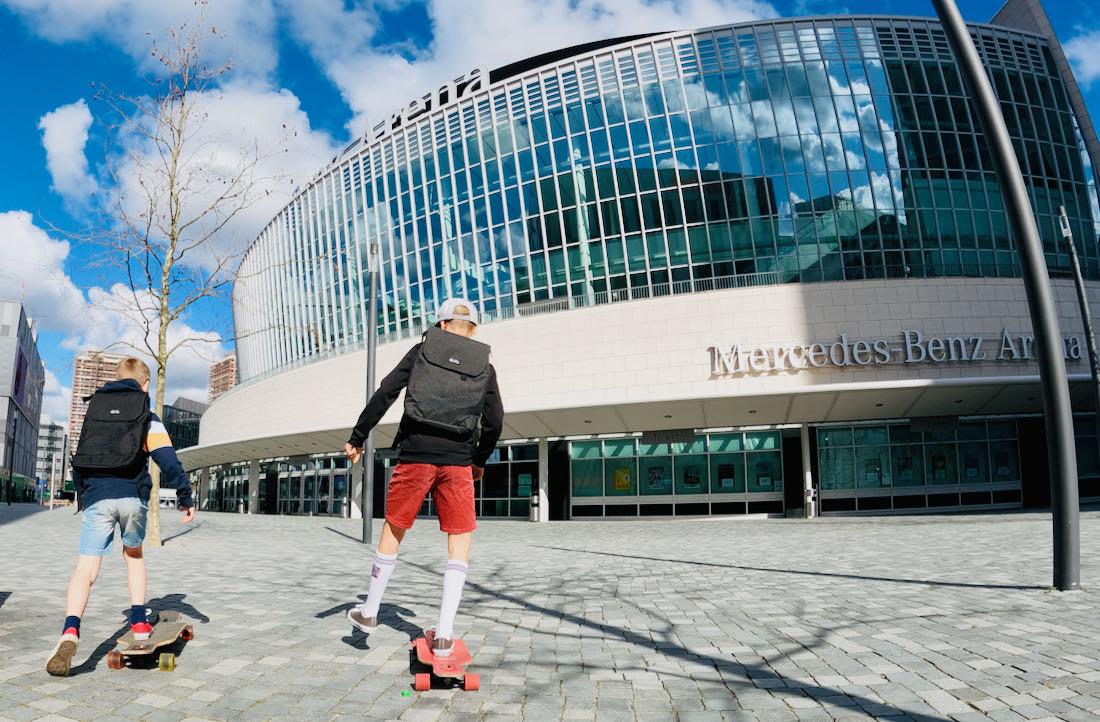 Ela Mo Daypack Flo und BEn auf dem Longboard
