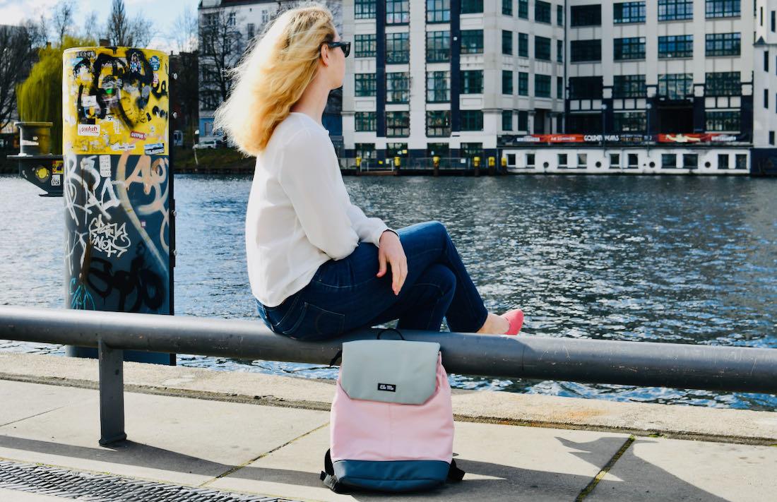 Ela Mo Daypack Melanie sitzt an der Spree