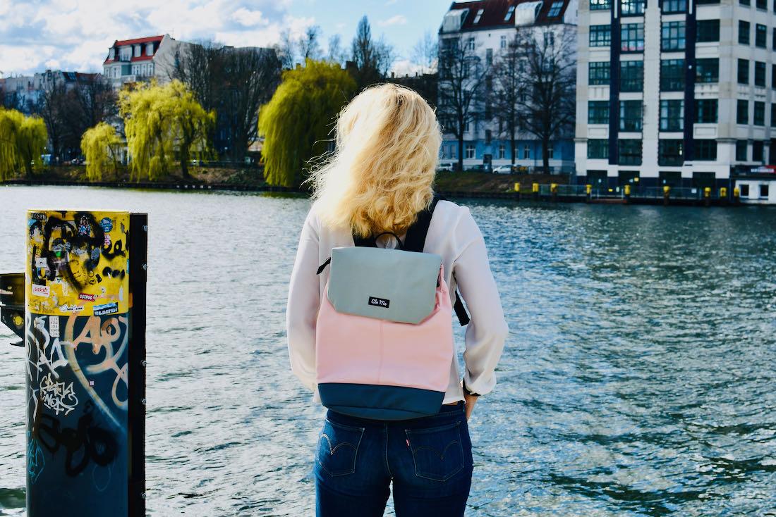 Daypack Melanie steht an der Spree