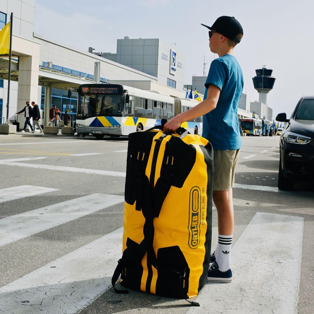 Flo am Flughafen mit der Duffle RS 110
