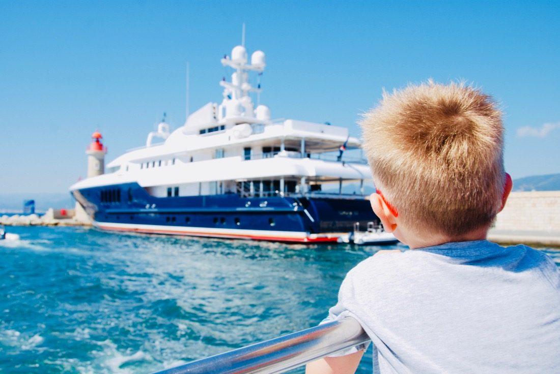 Flo auf dem Schnellboot