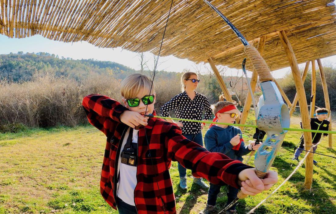 Flo beim Bogenschießen