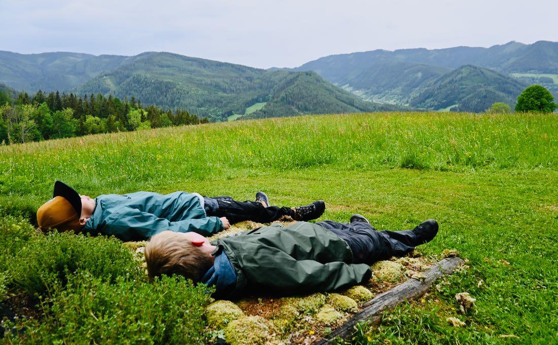Flo und Ben liegen auf Moos im Thymianbett
