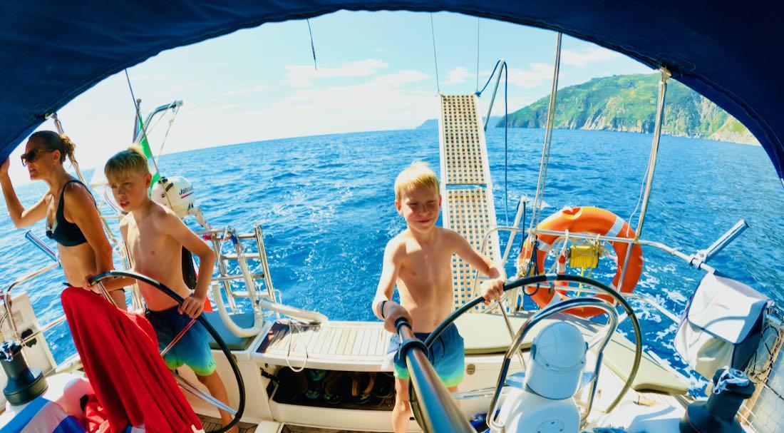 Flo und Ben am Steuer vom Segelboot