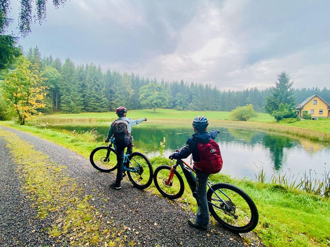 Flo und Ben am Teich