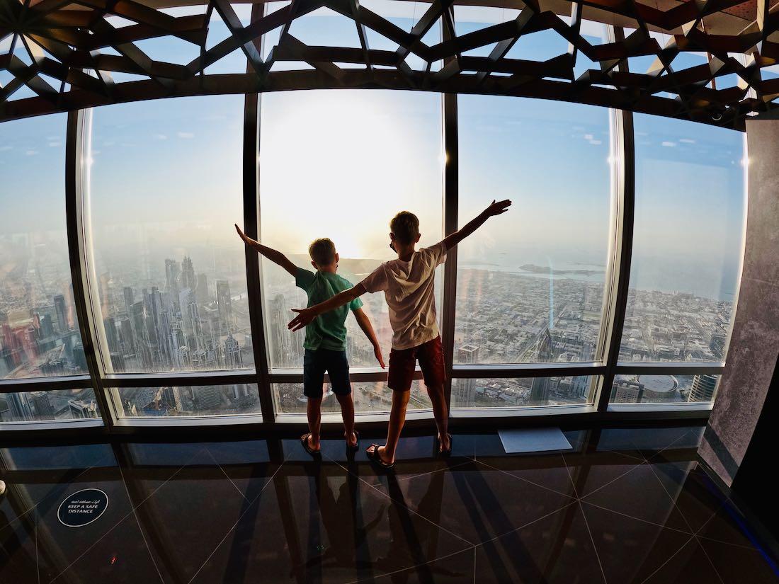 Flo und Ben auf dem Burj Khalifa