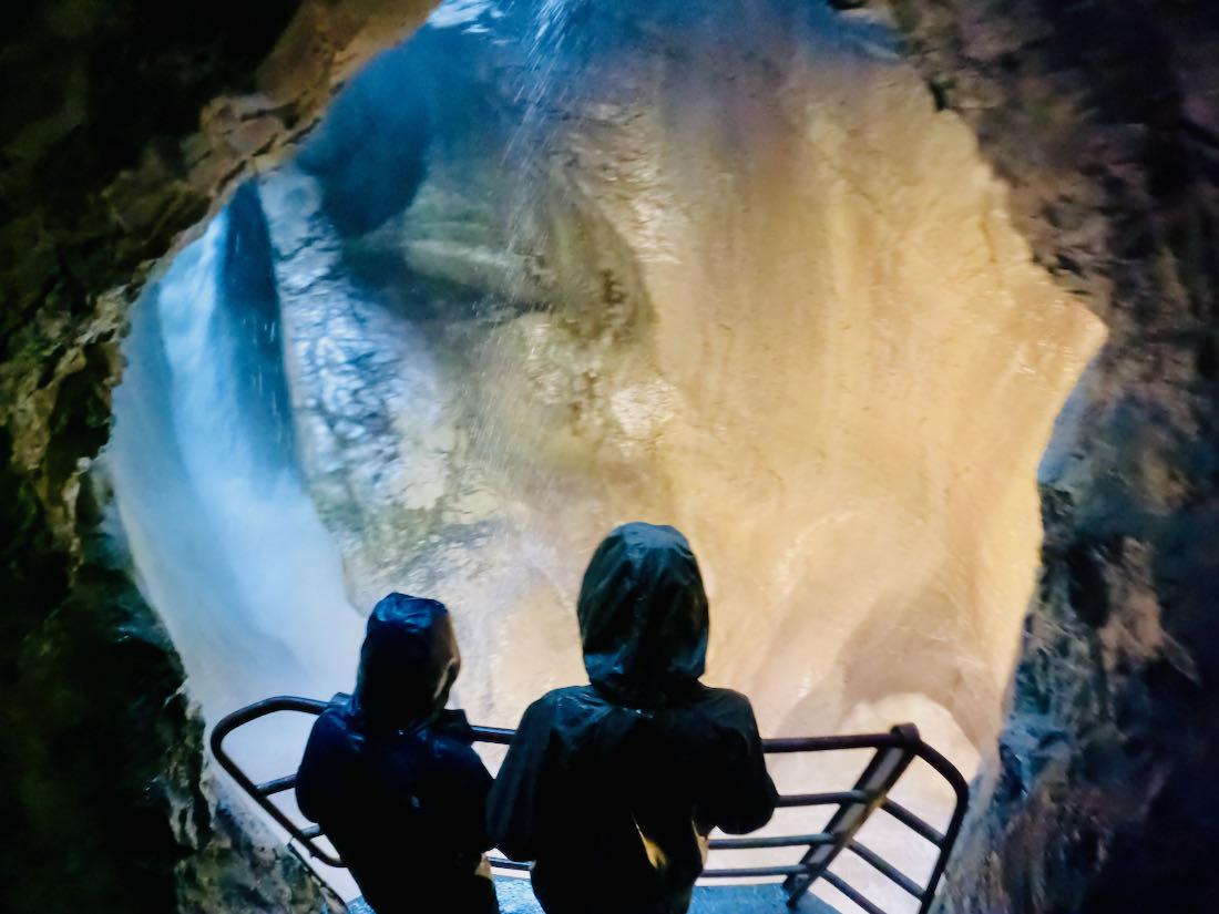 Flo und Ben fasziniert von den Wasserfällen
