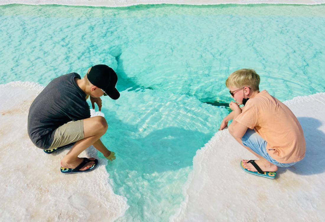 Flo und Ben fühlen den Long Salt Lake