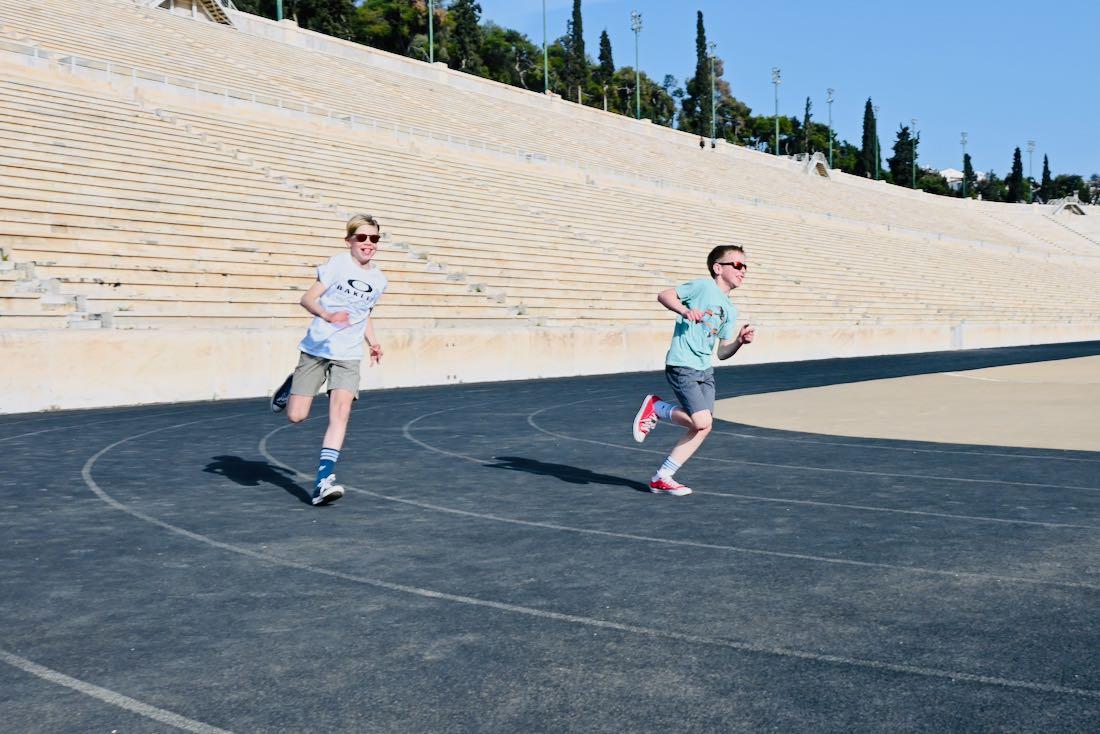 Flo und Ben laufen im Panathinaiko-Stadion