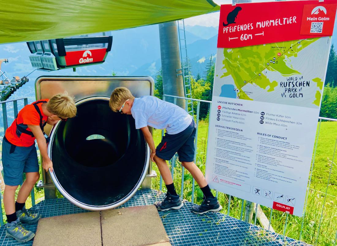 Flo und Ben noch skeptisch an der Rutsche