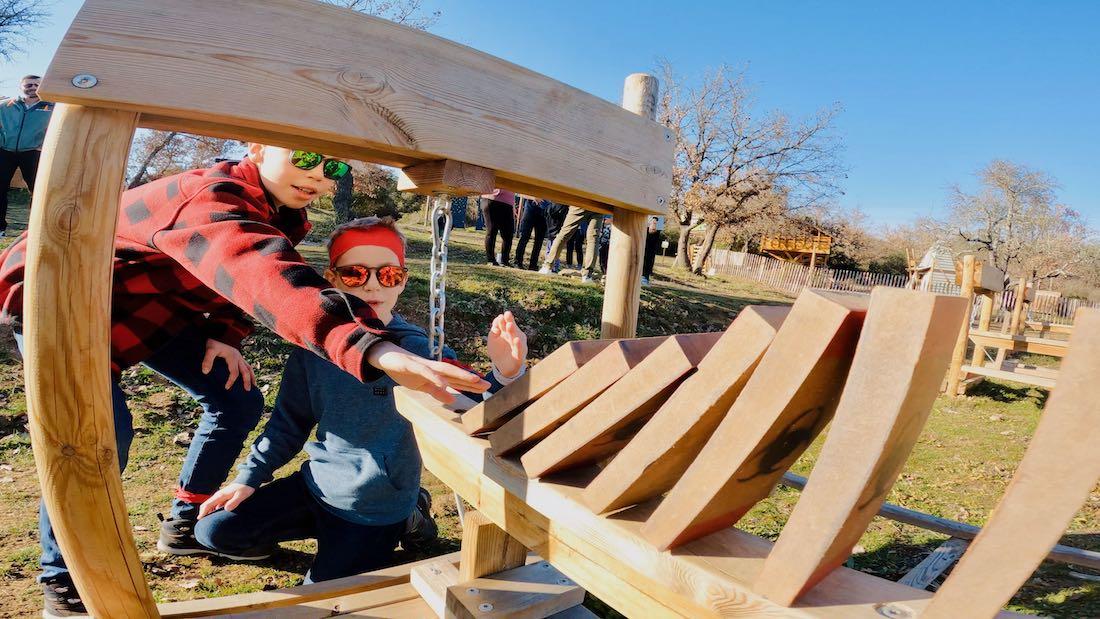 Flo und Ben schubsen die Dominosteine an