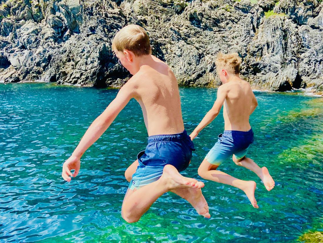 Flo und Ben springen in Manarola ins Mittelmeer