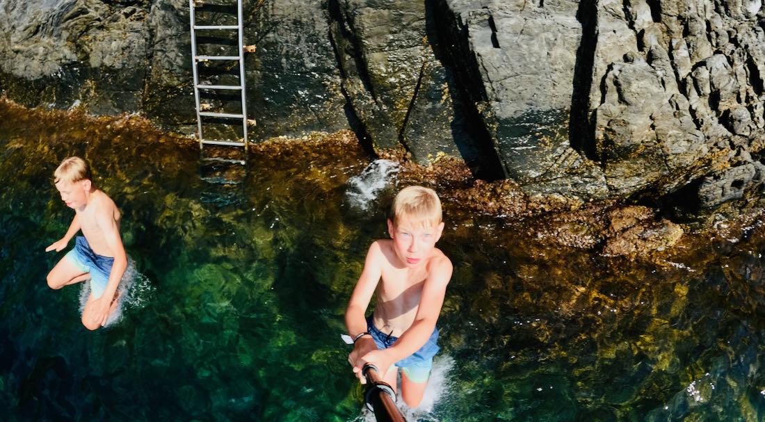Flo und Ben springen vom Felsen in Manarola