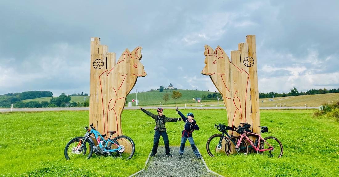 Flo und Ben vor dem Blockline Tor am Schwartenberg