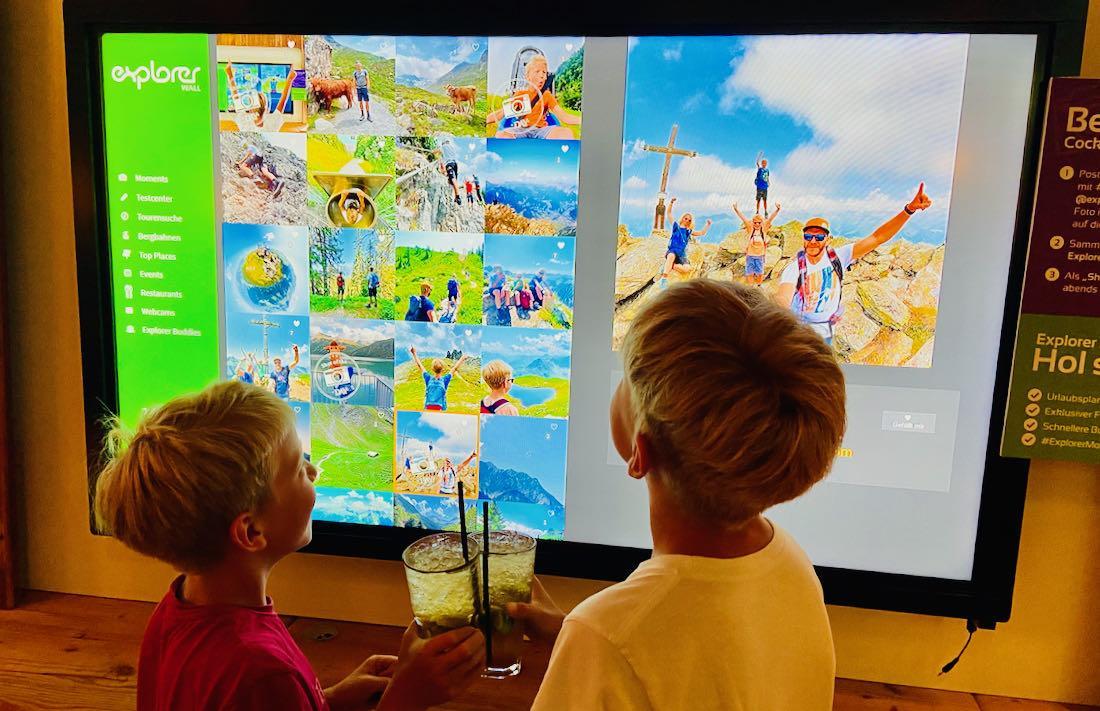 Flo und Ben vor dem Explorer Screen