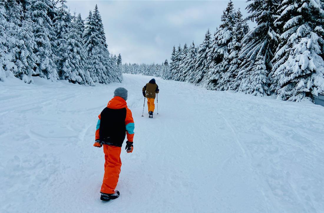Flo und Ben wandern auf der Skipiste vom Fichtelberg