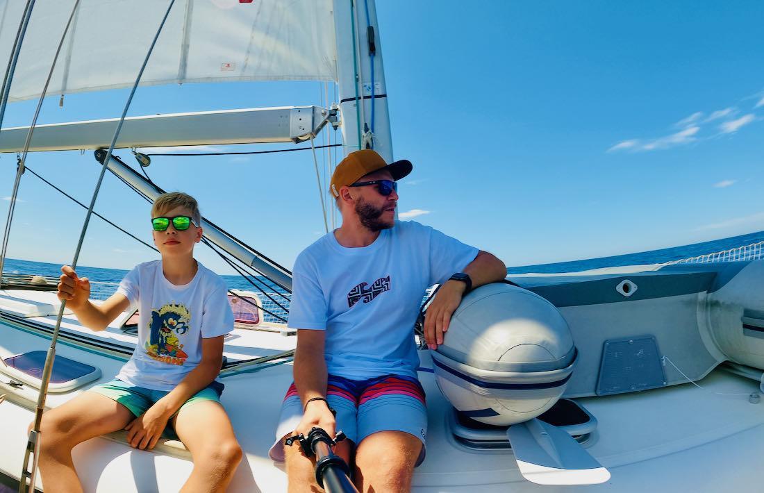 Flo und Thomas auf dem Segelboot