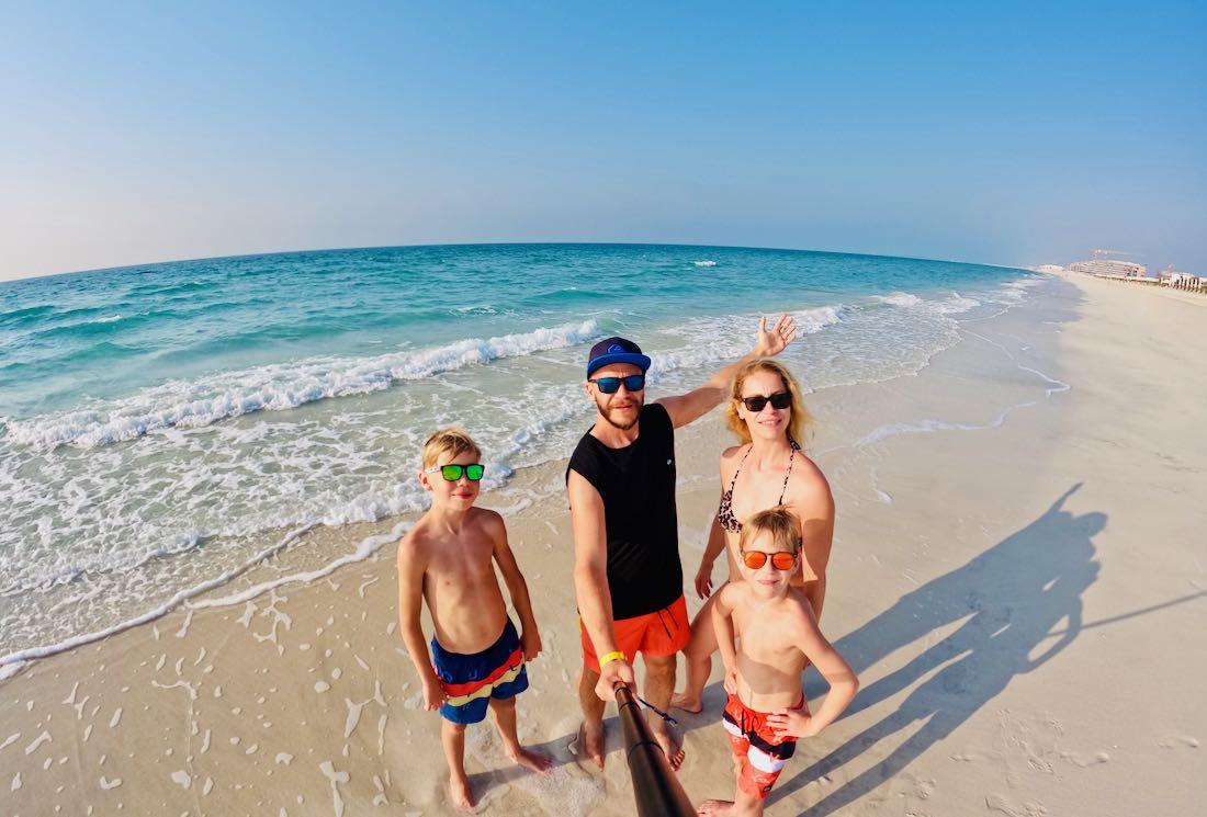 Fravely am Strand von Abu Dhabi