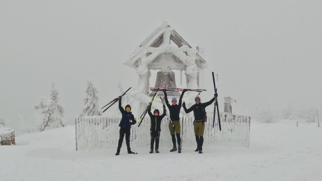 Fravely auf dem Fichtelberg an der Friedensglocke im Winter
