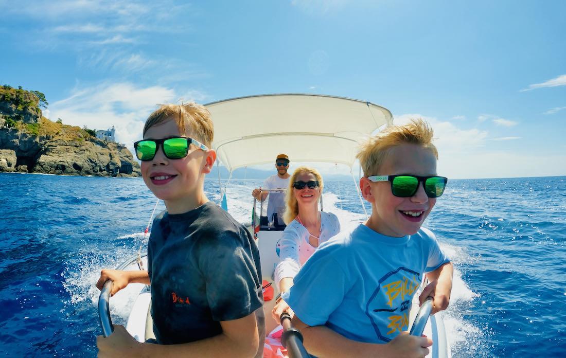 Fravely auf dem Motorboot