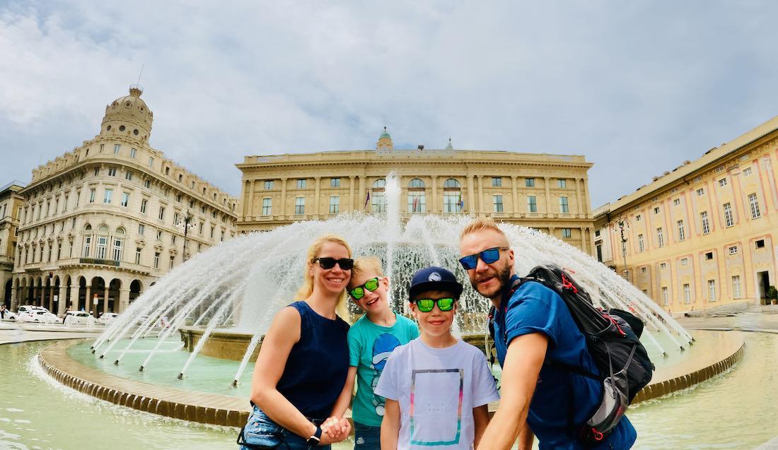 Fravely auf dem Piazza de Ferrari