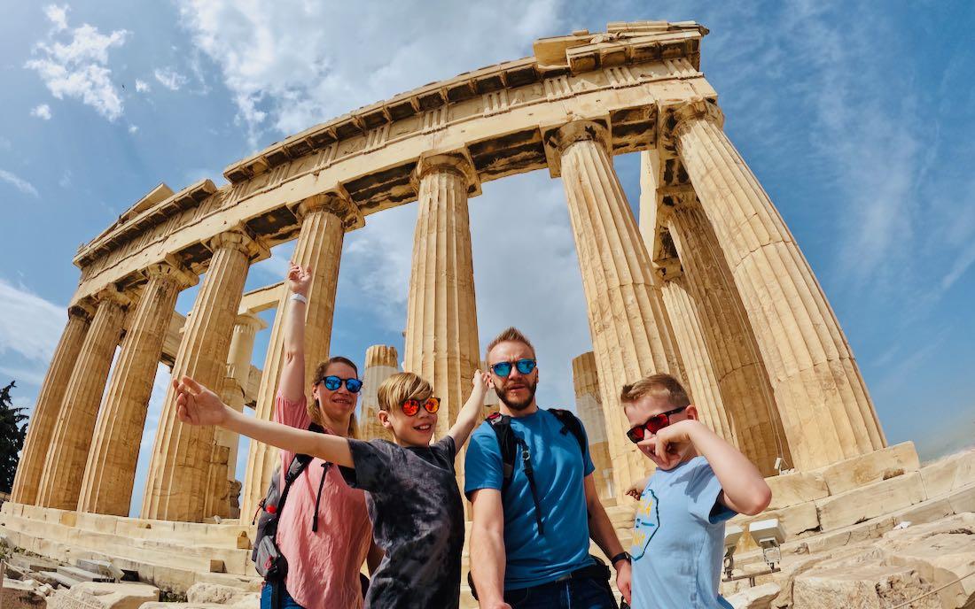 Fravely auf der Akropolis in Athen vor dem Parthenon