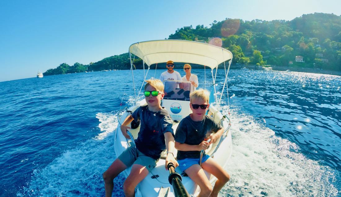 Fravely bei Sonnenuntergang auf dem Motorboot