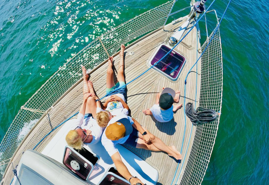Fravely chillen auf dem Segelboot