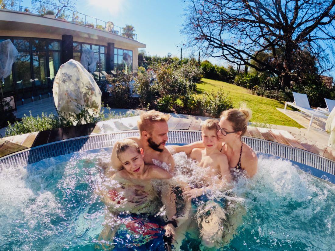 Fravely im Wirlpool Le Domaine Du Mas De Pierre