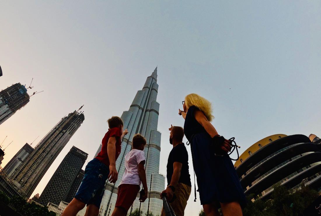 Fravely vor dem Burj Khalifa