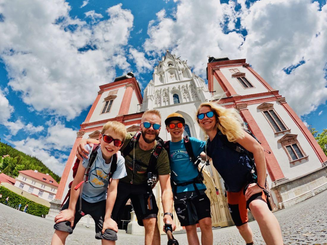 Fravely vor der Basilika in Mariazell in der Hochsteiermark