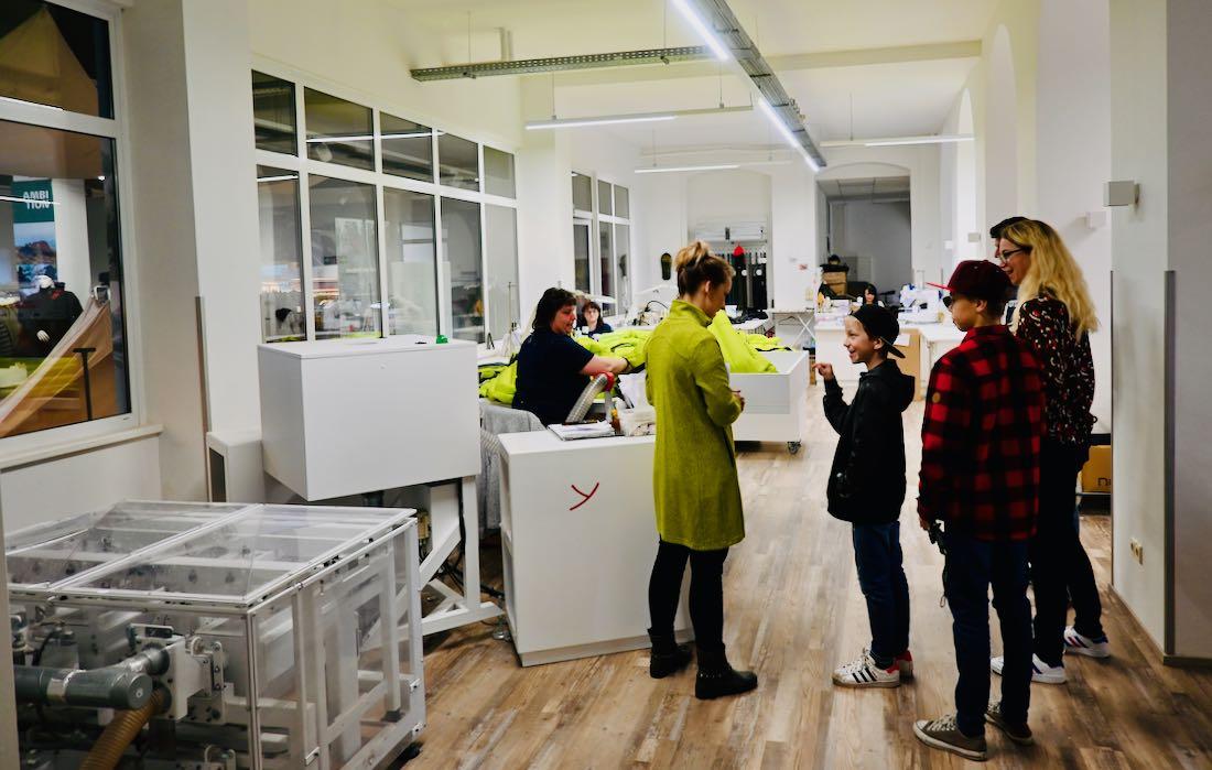 Fravley in der Näherei von Y by Nordisk in Görlitz