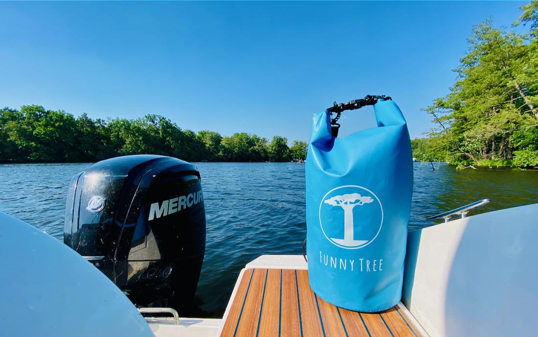 Funny Tree Drybag auf dem Boot