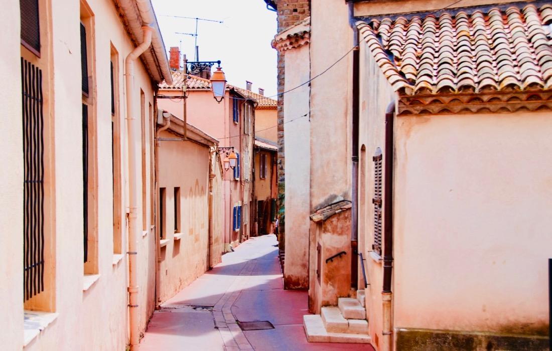 Gasse in Fréjus in Südfrankreich