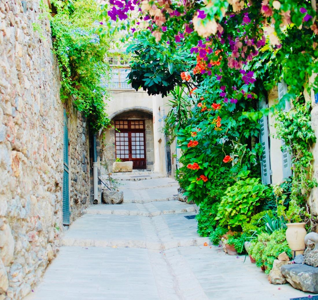 Gasse in Grimaud in Südfrankreich