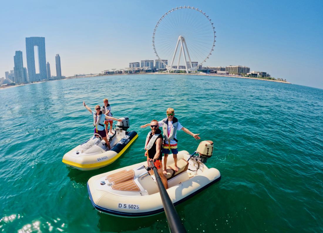 Vor dem Ain Dubai auf dem Boot