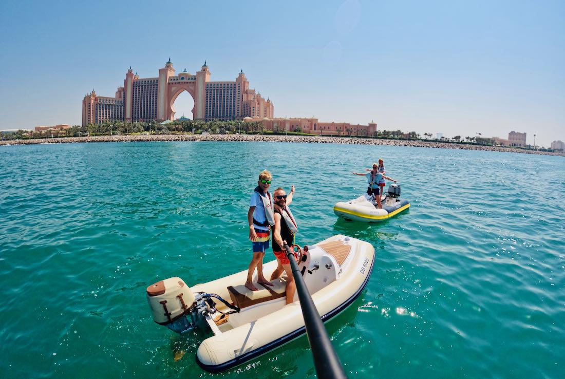 Mit dem Boot vor dem Atlantis Hotel in Dubai