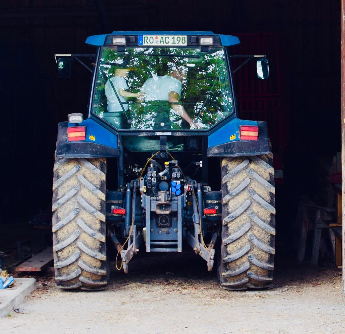 Auf dem Bauernhof Hagerhof Traktor fahren am Chiemsee
