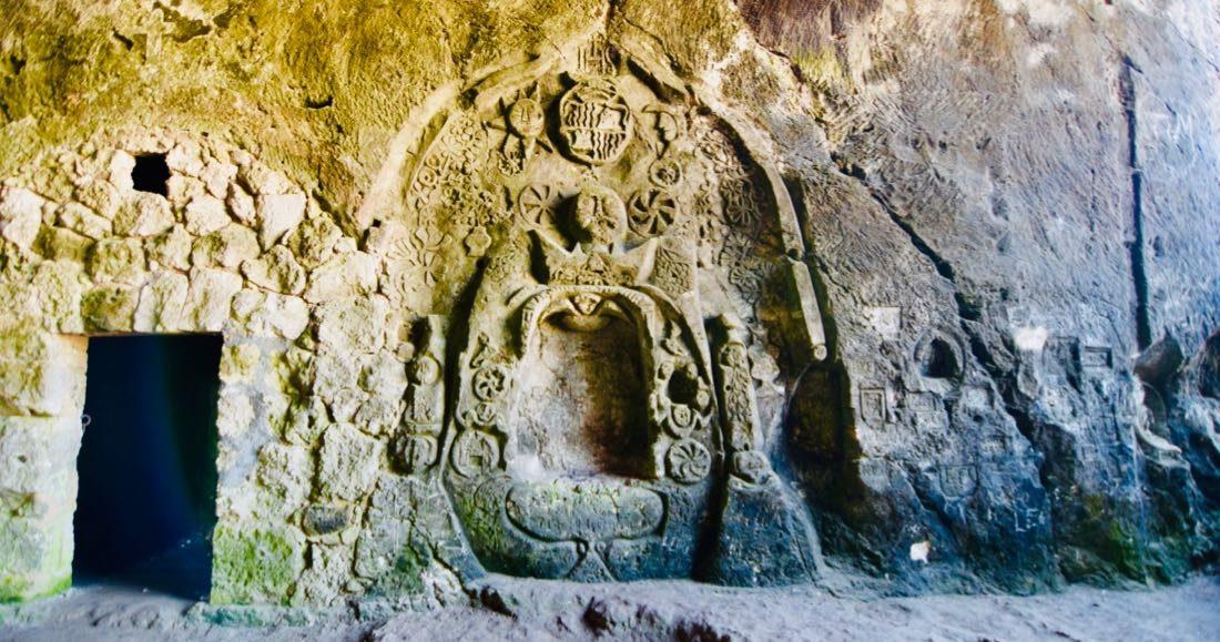 Höhlen am Platja Portals vells