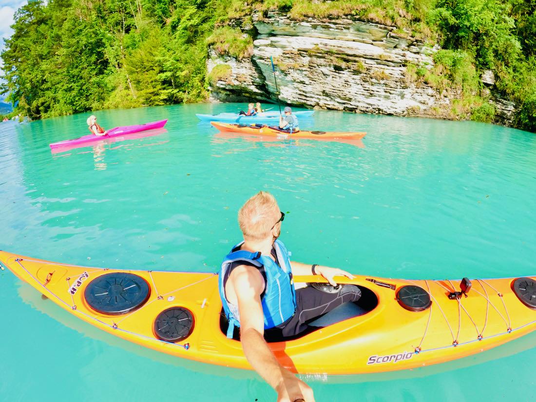 Kayak auf dem Brienzer See am Felsen
